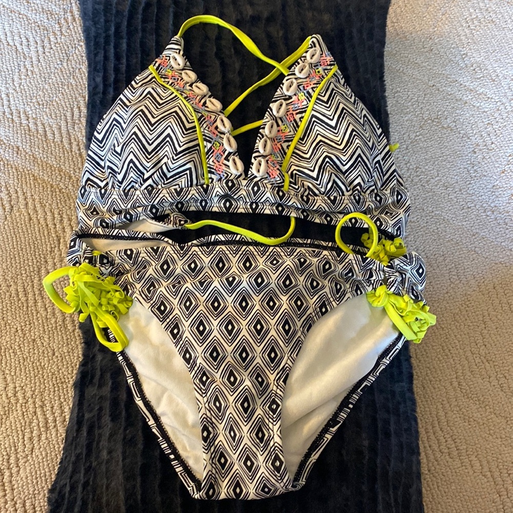 Bikini 👙 pattern with shell detail